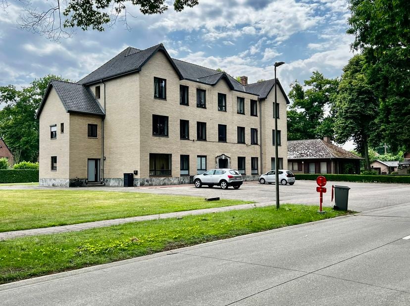 Hierbij aangeboden een geheel vernieuwd gelijkvloersappartement met 1 slaapkamer en autostaanplaats.&lt;br /&gt;
De indeling van het appartement is als volg